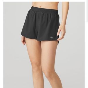 Alo Yoga Stride Short in Anthracite